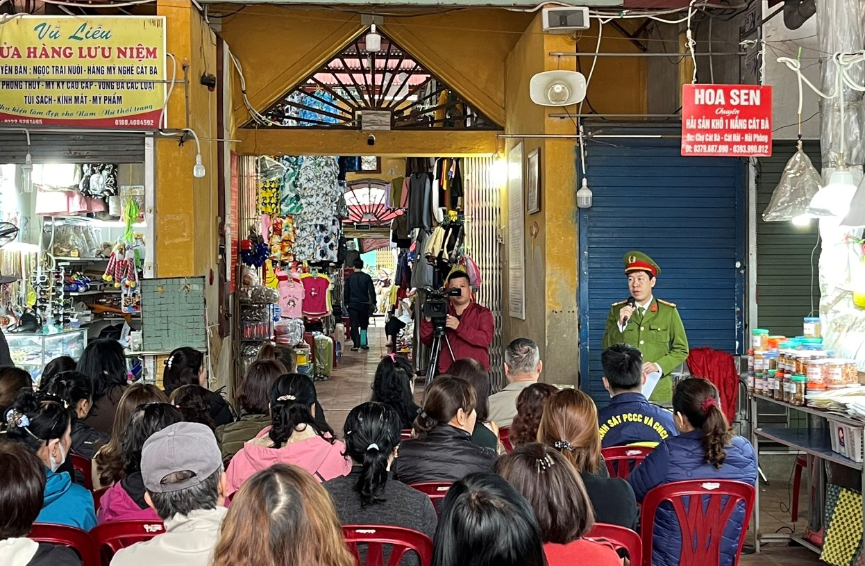 Công an huyện Cát Hải: Tuyên truyền về phòng cháy, chữa cháy tại chợ Cát Bà